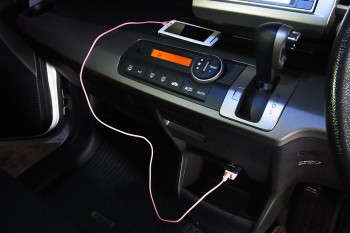 車のシガーソケットに差し込んで、充電用USB端子としてご使用できます