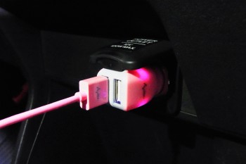 車のシガーソケットに差し込んで、充電用USB端子としてご使用できます